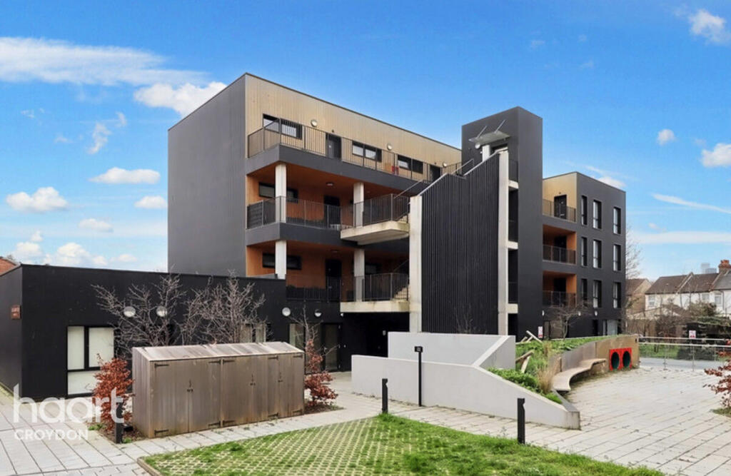 2-bed flat on Bell Foundry Close, Croydon, £300,000