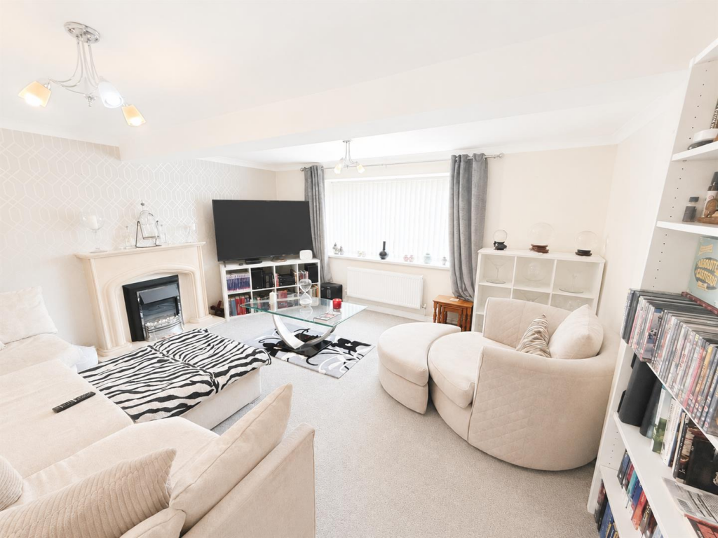 House in Aberaman - More