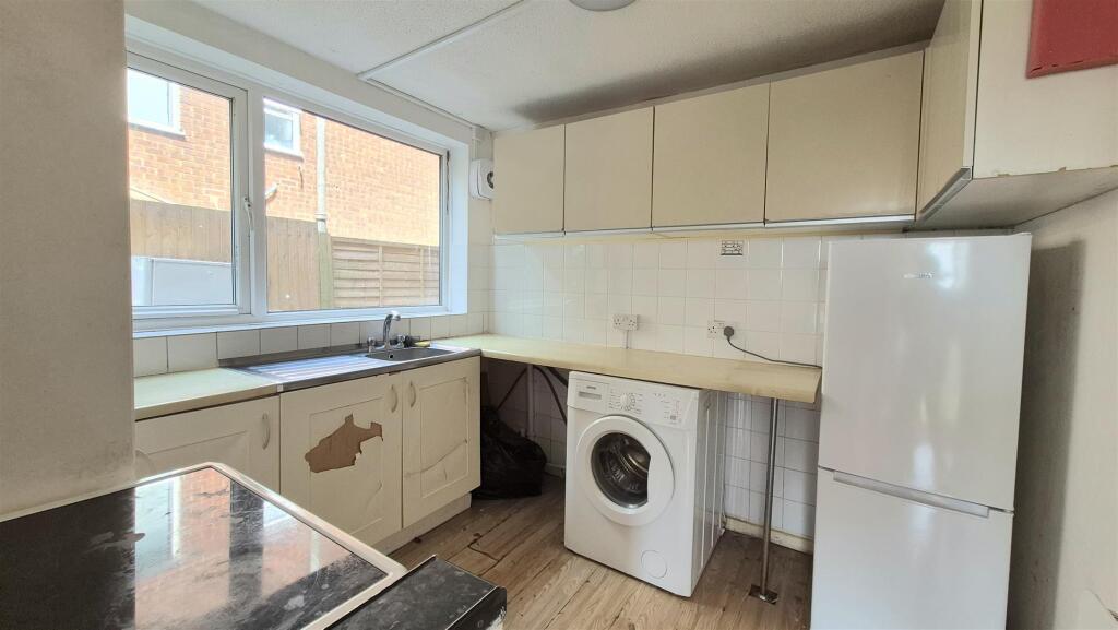 Apartment in Luton, Hart Hill - View 5