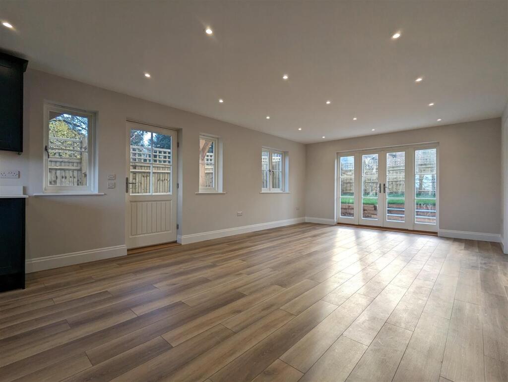 House in Tunbridge Wells, Mile Oak, Brenchley - More