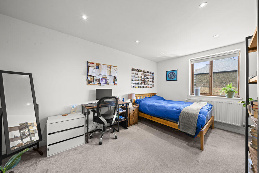 Apartment in East Hertfordshire, Hertford - View 2