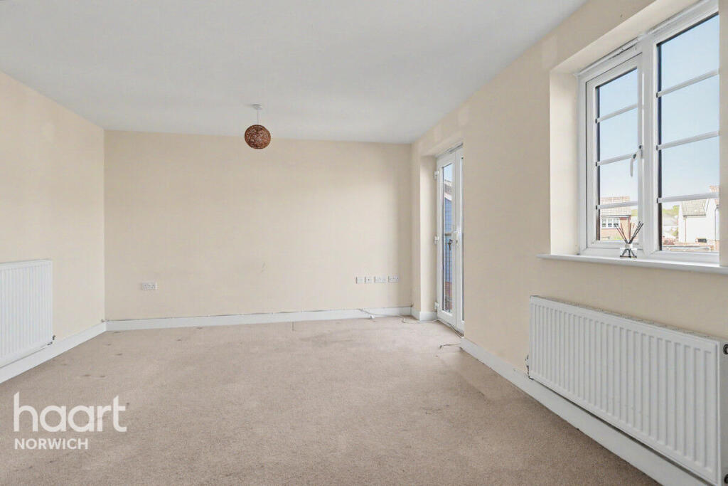 House in South Norfolk, Queen's Hills, Costessey - More