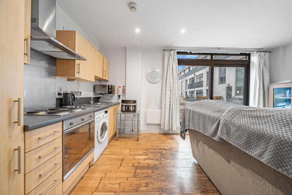 Apartment in Chertsey - View 4
