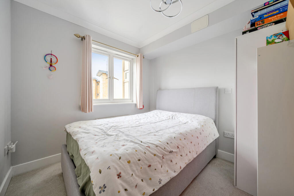 Apartment in Runnymede, Chertsey - More