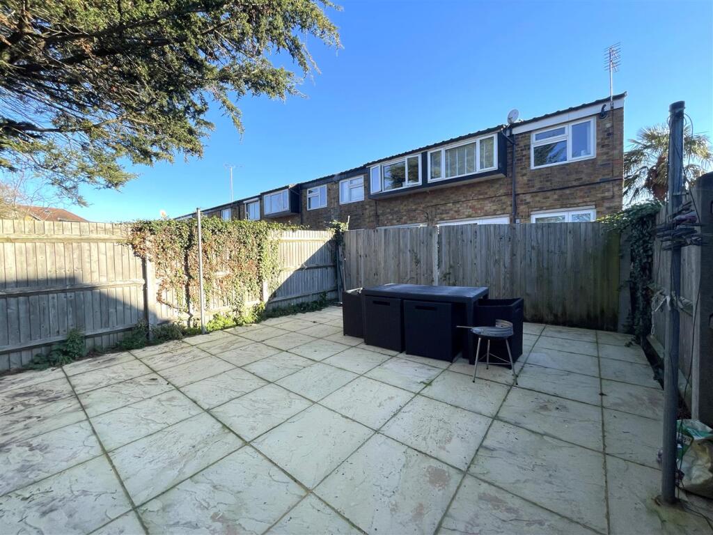 St. Clement Close, Uxbridge photo 3