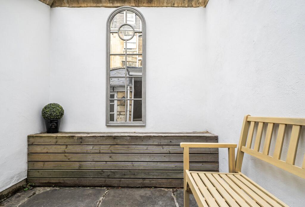Apartment in Bath, Walcot - View 2