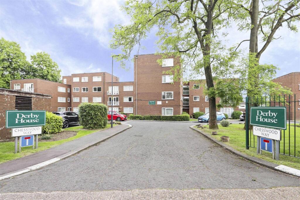 2-bed flat on Chesswood Way, Pinner, £385,000