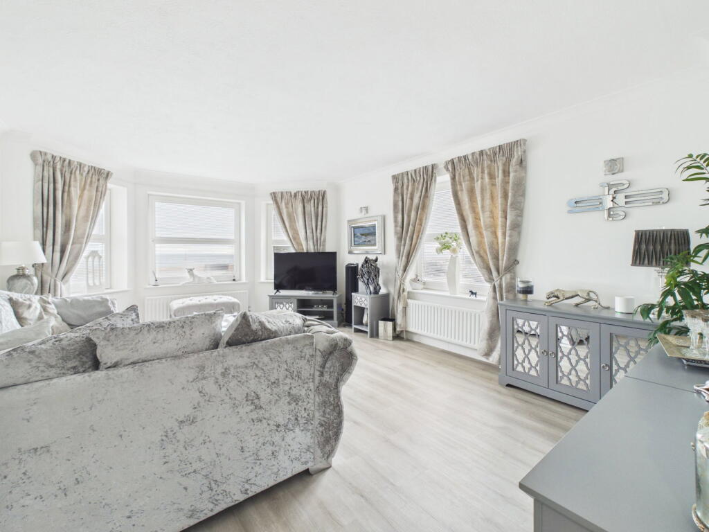 Apartment in Worthing, West Sussex - More
