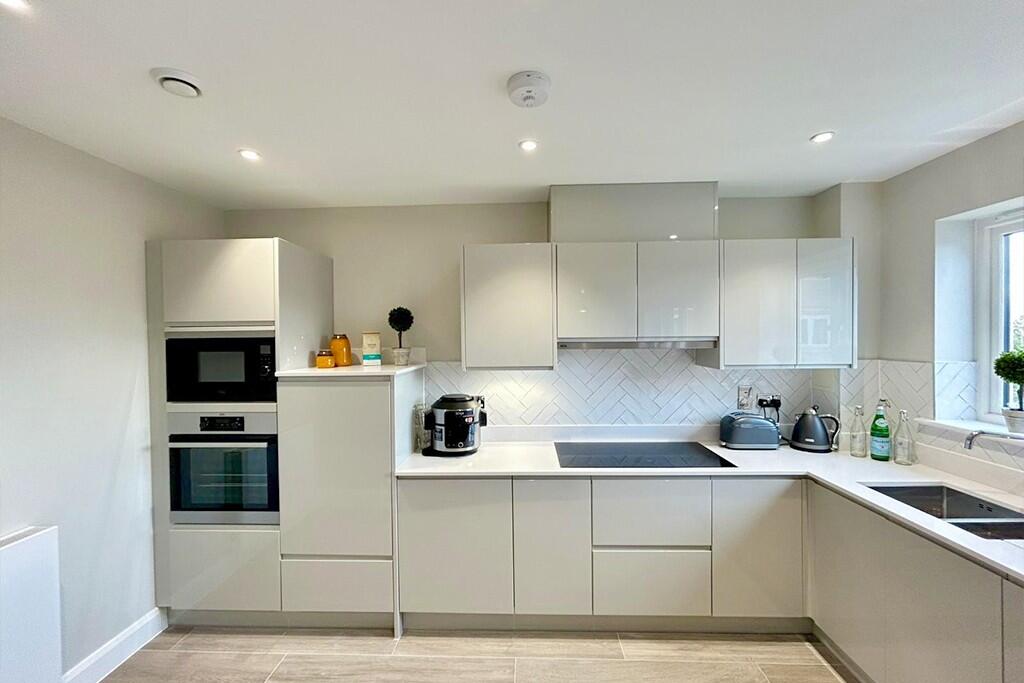 15 ROWAN GARDENS photo 4