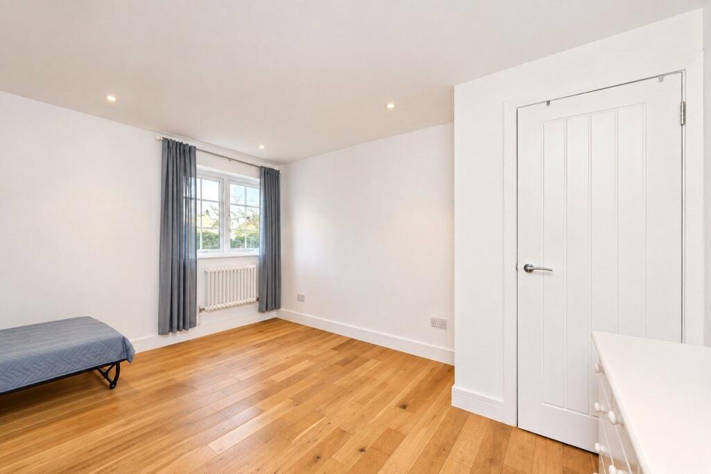Apartment in Ilford - View 5