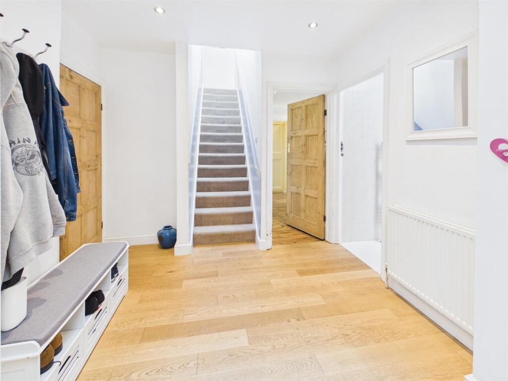 Ridgemount Avenue, Coulsdon photo 3