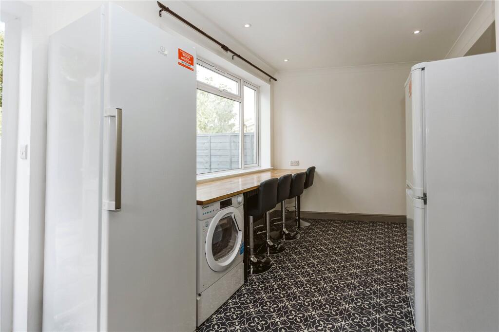6 bedroom semi-detached house for rent