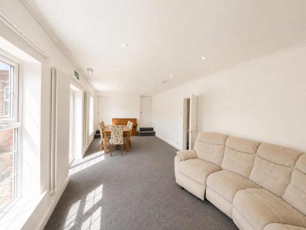 House in Hemel Hempstead - More