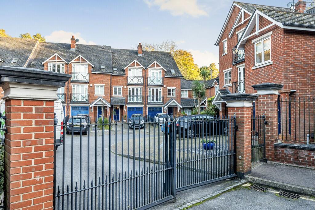 House in Chislehurst, Hawkwood, Bickley - View 2