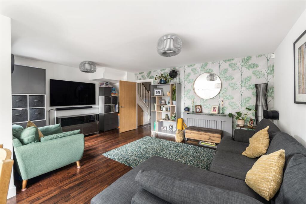 House in Reigate and Banstead, Merstham - More