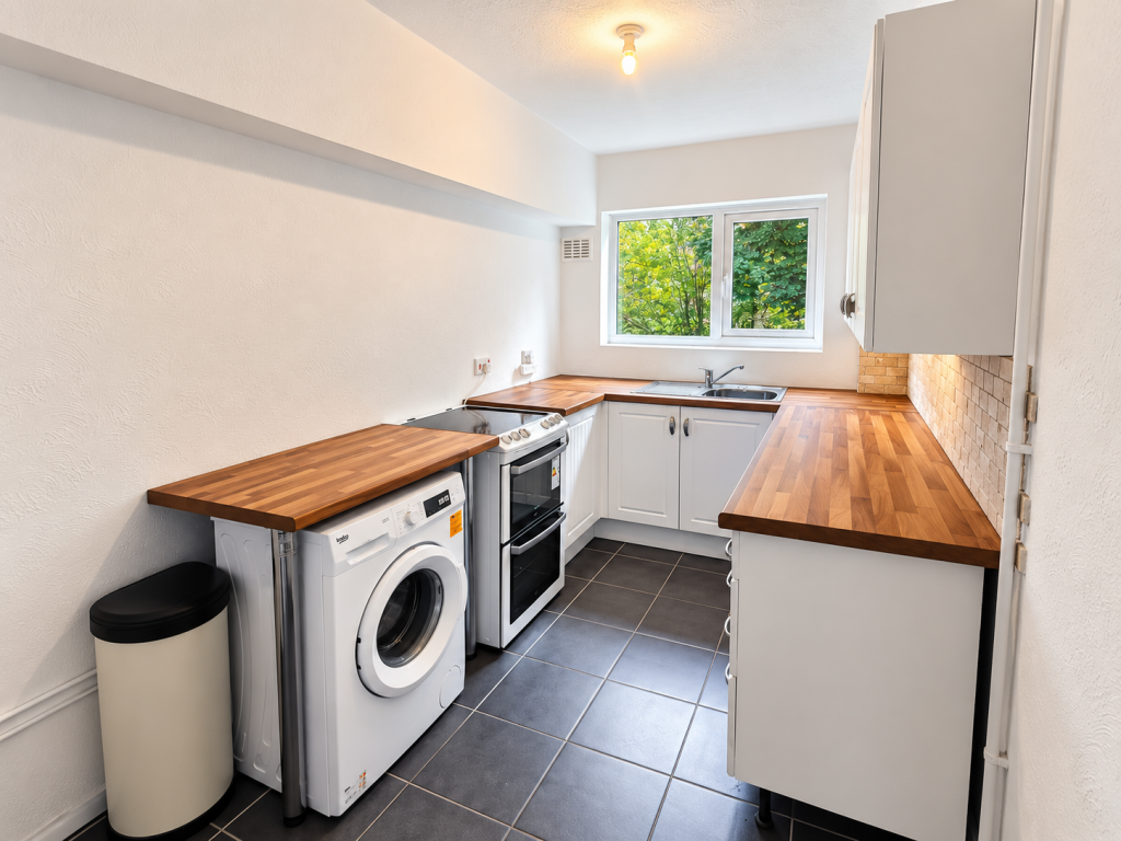 Apartment in Dudley, West Midlands - View 4