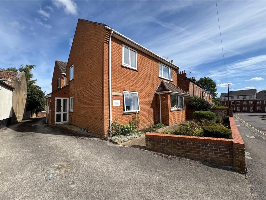 2-bed flat on Forman Walk, Louth, LN11, £99,950