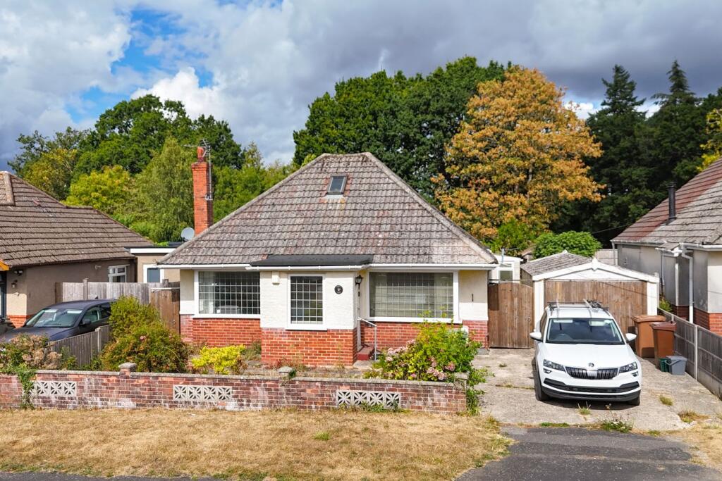 Main image of property: Upton Crescent, Nursling, Southampton, SO16
