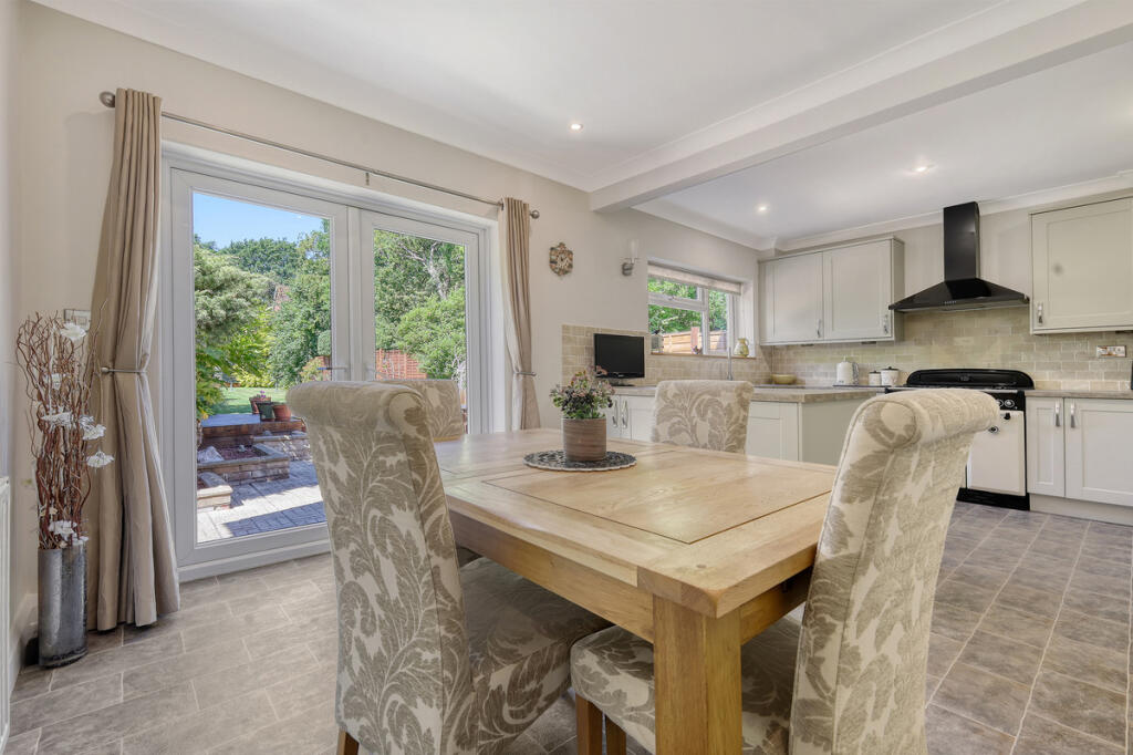 House in Basildon, Langdon Hills - More