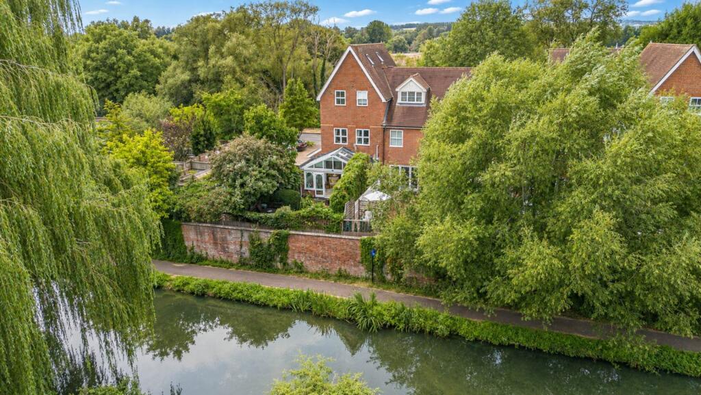 Main image of property: The Villas, Oxford Waterside