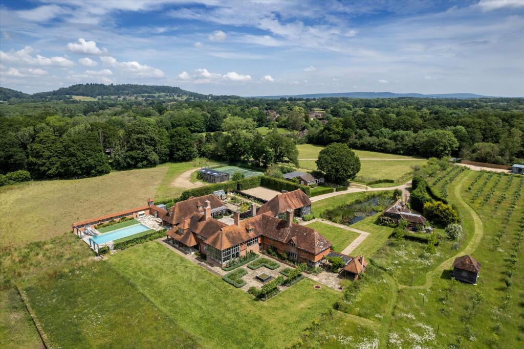 The Common, Dunsfold, Godalming, Surrey, GU8. 6 bedroom detached house for sale