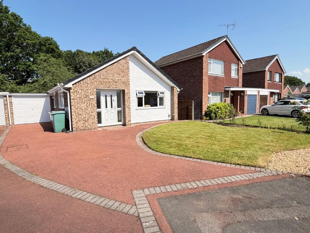 2-bed detached on Acacia Drive, Great Sutton, £270,000