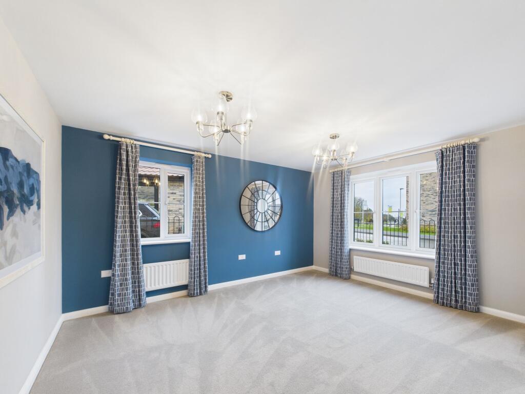 Meadow Drive, Oundle, PE8 photo 3