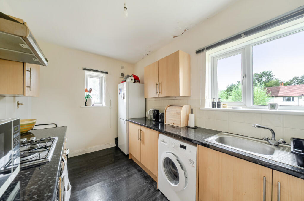 Apartment in Leeds, Primley Park, Moortown - More