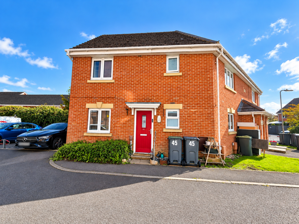 2-bed flat on Little Hackets, Havant, PO9, £160,000