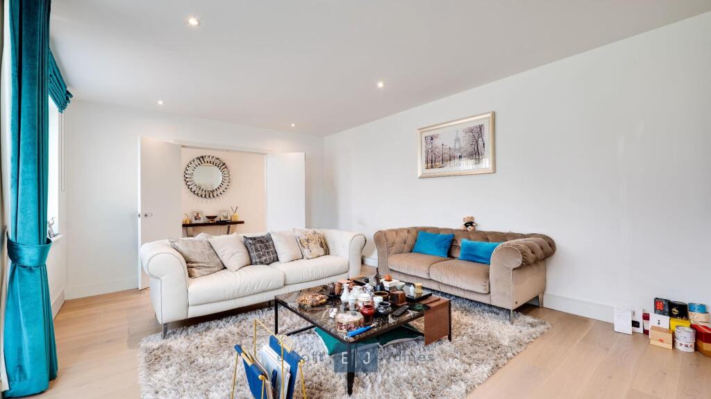 House in Epping Forest, Chigwell - More