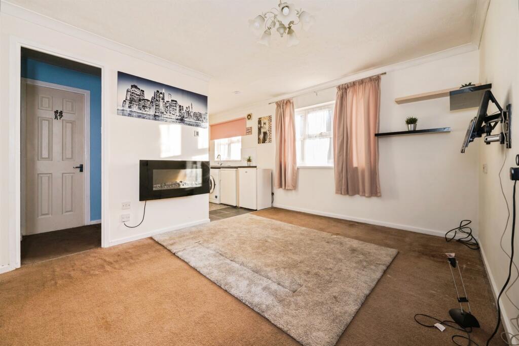 Nutfield Court, Southampton photo 3