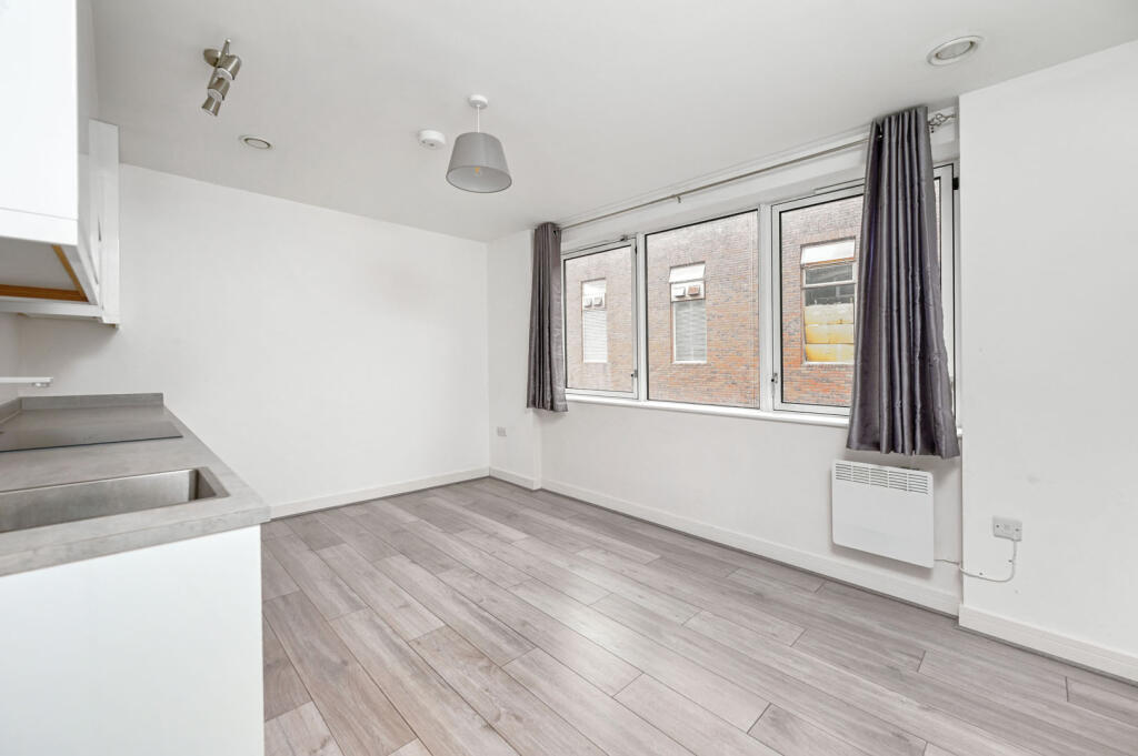 Apartment in Basingstoke and Deane, Kings Furlong - View 3