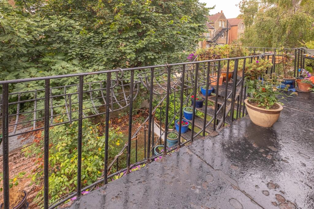 Apartment in Kingston upon Thames - More