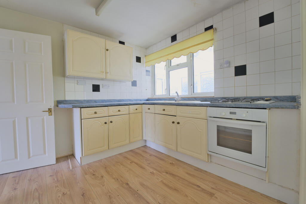 Chestnut Crescent, Reading, RG2 photo 3