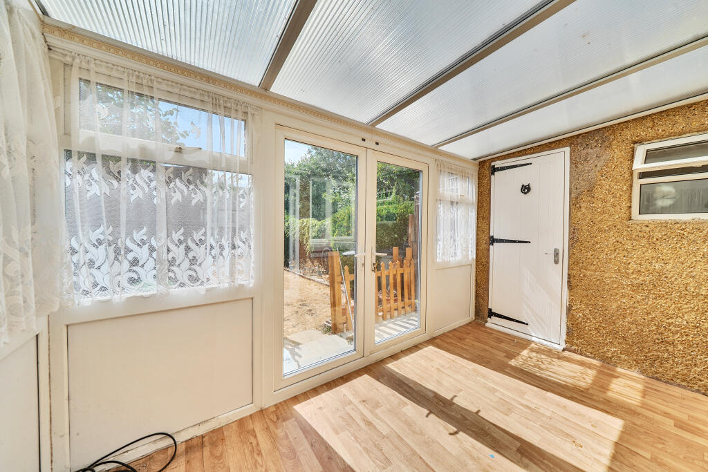 House in Luton, Farley Hill - View 4