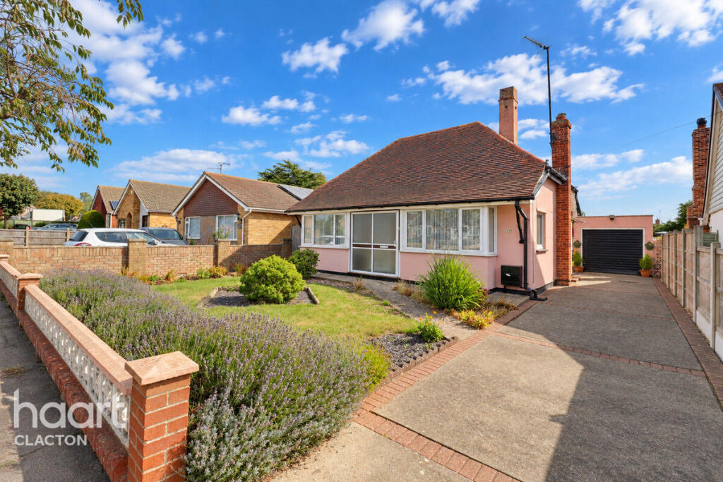 2-bed detached on Oakleigh Road, Clacton-On-Sea, £220,000
