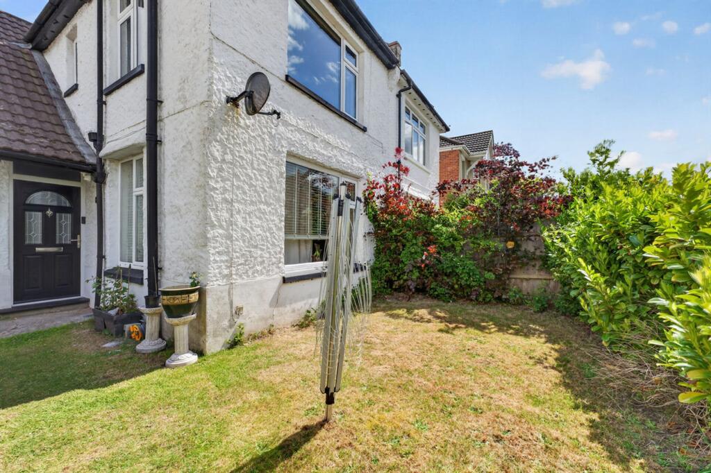 Apartment in Christchurch, Iford, Bournemouth - View 2