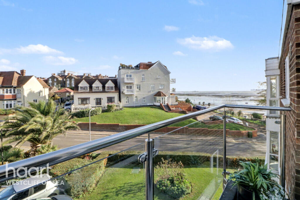 2-bed flat on Shorefield Road, Westcliff-On-Sea, £240,000