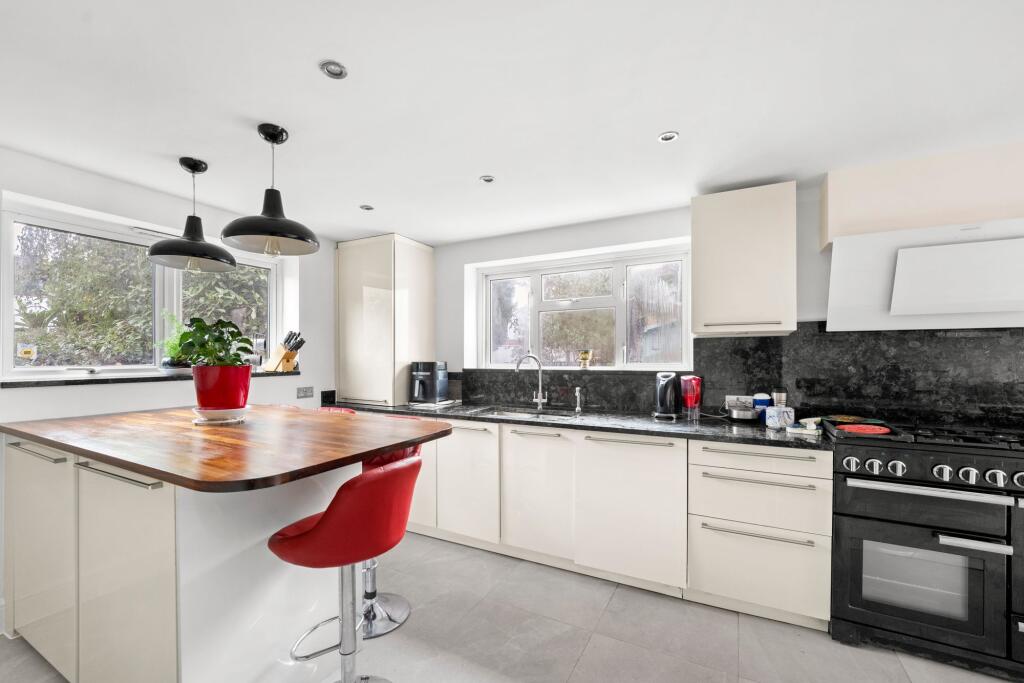 Monkhams Drive, Woodford Green, IG8 photo 4