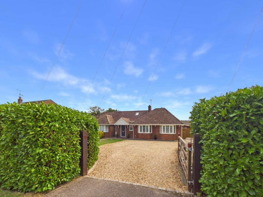 3-bed bungalow on Churchway, Haddenham, £700,000