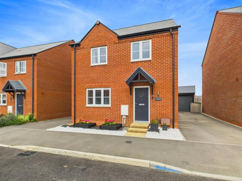 4-bed detached on Ironbridge Road, Twigworth, Gloucester, £440,000