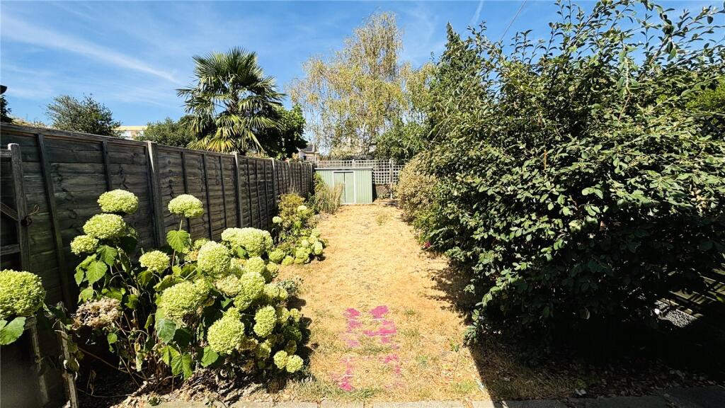 Wyatt Road, Staines, Middlesex, TW18 photo 2