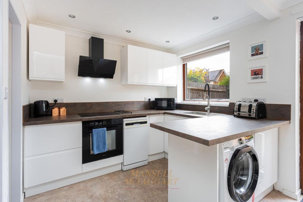 Bolters Road, Horley, RH6 photo 2