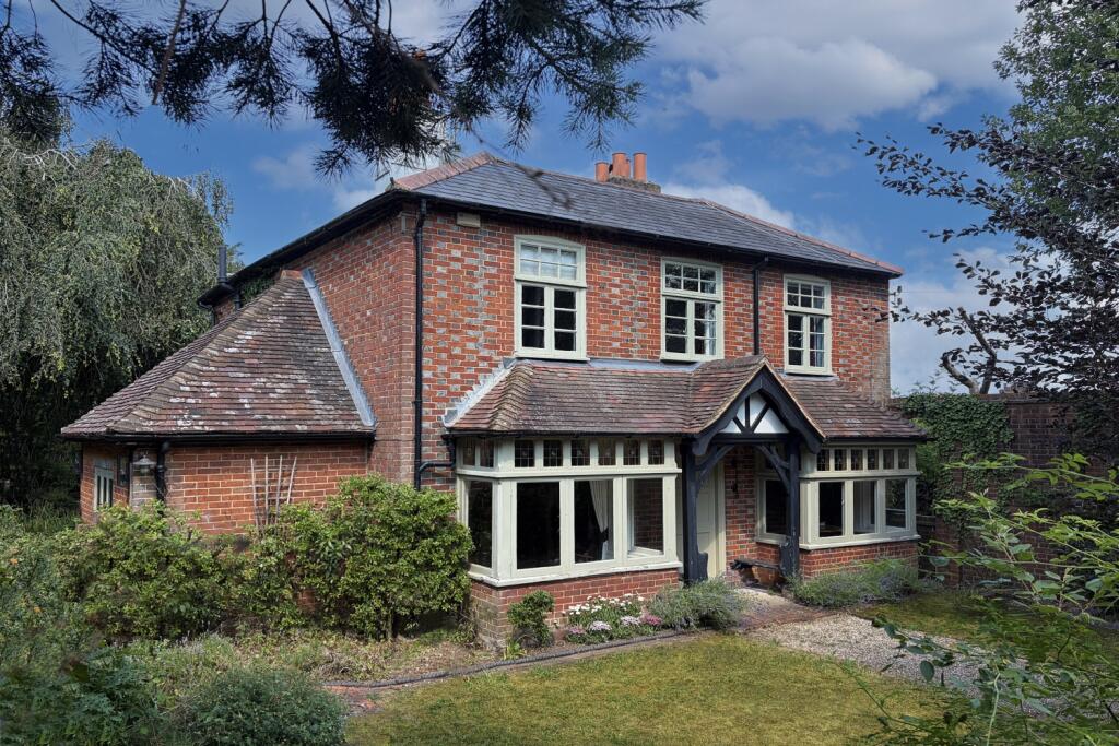 Main image of property: Petworth Road, Witley GU8 5LS
