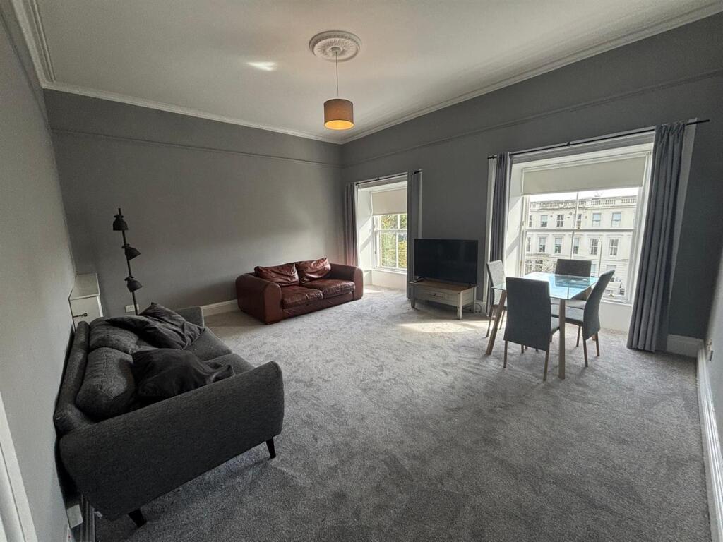 Apartment in Glasgow, Sandyford - View 2