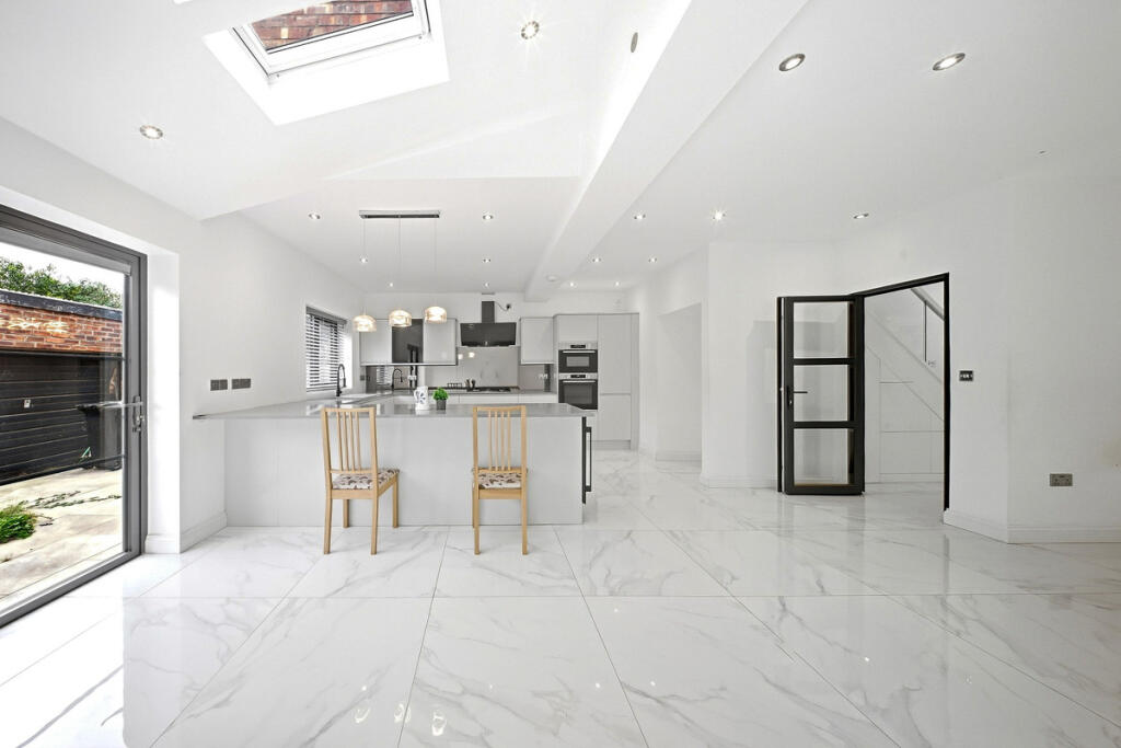 House in Leigh, Bedford - View 4