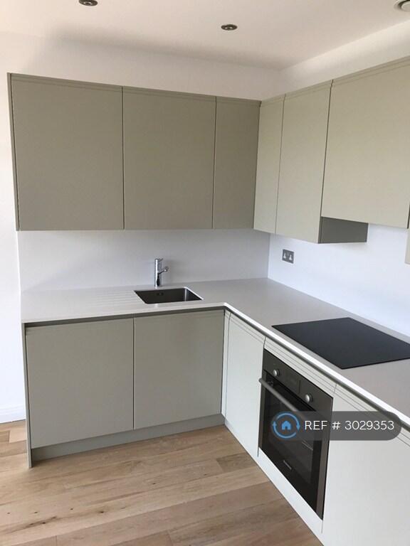 Apartment in Southall - View 5