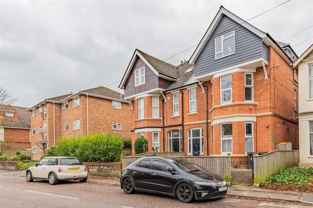Main image of property: Southbourne Road, Southbourne, Bournemouth, BH6 5AE