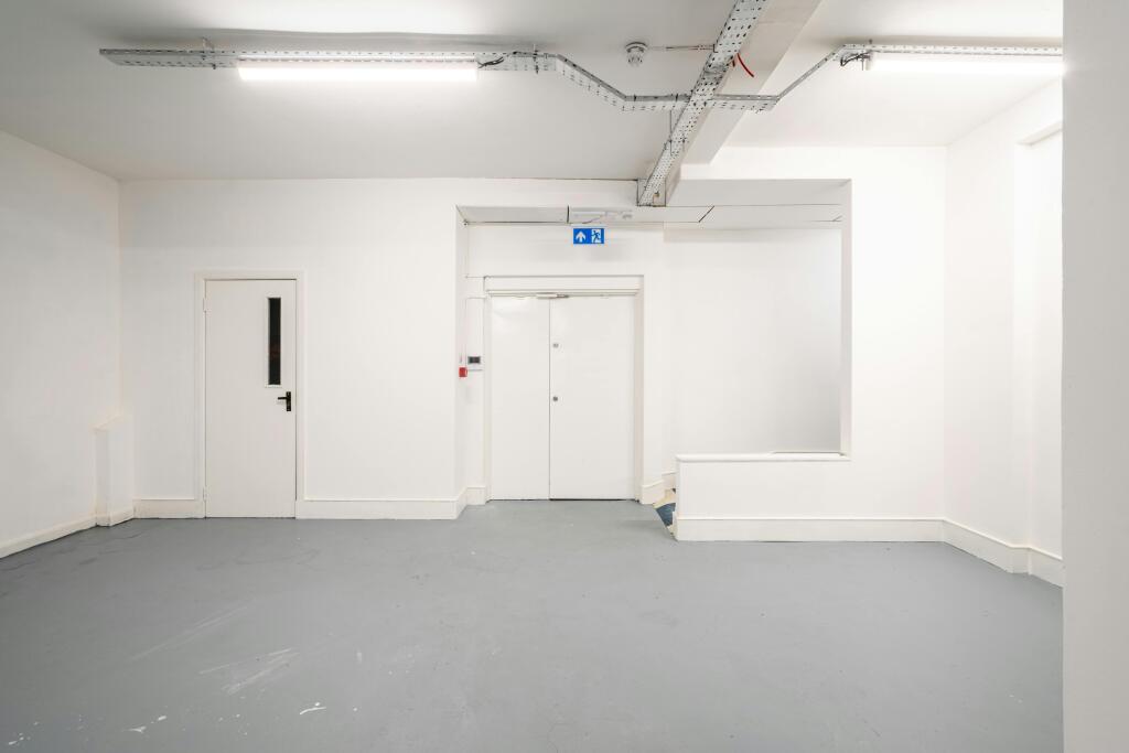 Universal Hse B002W - Low Res 9.jpg