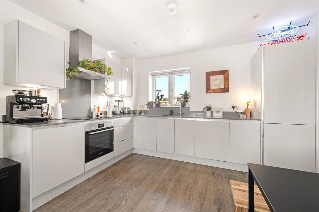 Collins Walk, Crowthorne, Berkshire, RG45 photo 3